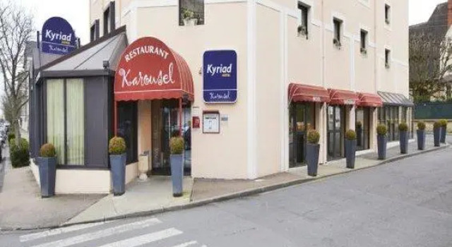 Кровать в общем номере Kyriad Hotel Nevers Centre