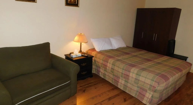 River Road Inn, Rezerwuj Hotel Hotele w Southern Alberta z parkingiem, Parking