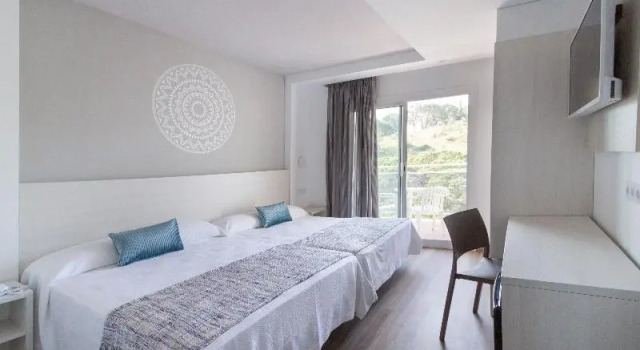 Трёхместный номер Standard с видом на бассейн Hotel Oasis Park Splash