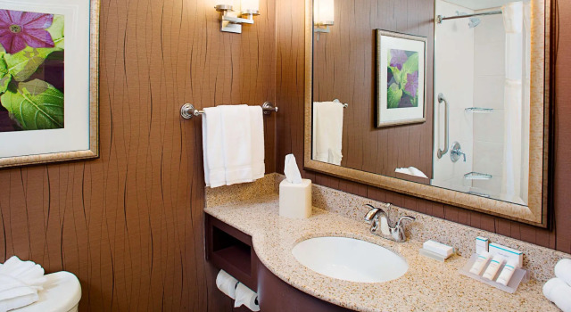 Четырёхместный номер Standard Hilton Garden Inn Hartford North-Bradley International Airport