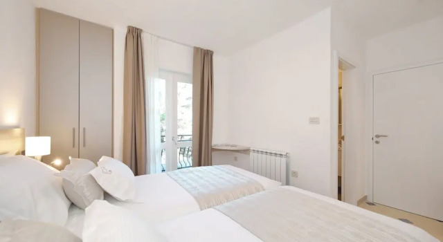 Charming Apartment Directly on the Sea, Whirlpool and Sauna, Beautiful Garden, Забронировать Апартаменты/квартира Отели Стариград-Пакленица с парковкой, рядом с Национальный парк Пакленица, Парковка