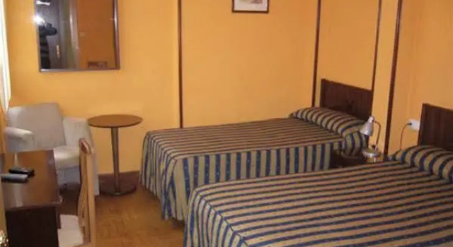 Hostal Arcos, Забронировать Отель Отели Овьедо с парковкой, рядом с Театр Кампоамор, Парковка