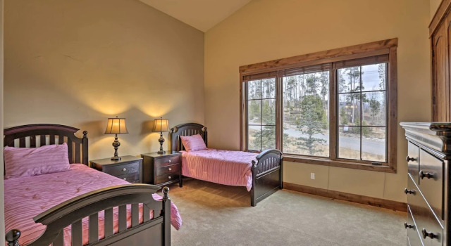 Апартаменты Luxurious Fraser Townhome w/ Private Hot Tub!
