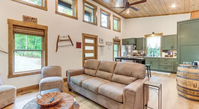 Ellijay Resort Home w/ Hot Tub & Fire Pit!, Buchen Sie Resort Ellijay 