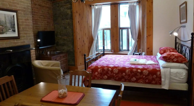 Gite University Bed and Breakfast, Забронировать Отель Плато-Мон-Рояль Монреаль, рядом с Museum of Contemporary Art
