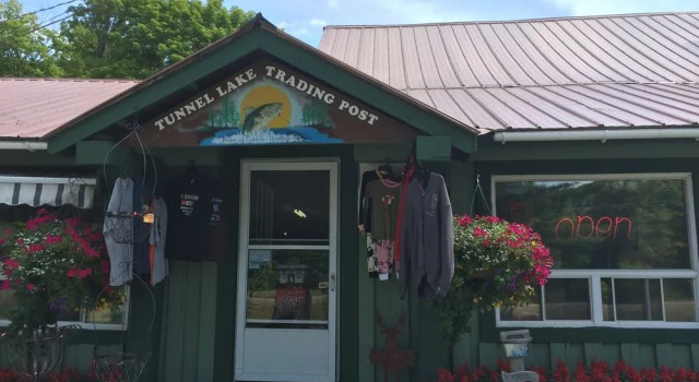 Tunnel Lake Trading Post & Motel, Varaa Motelli  