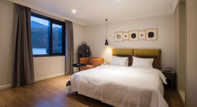 Camera Deluxe Brown-Dot Hotel Choeup