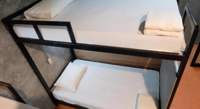 Кровать в общем номере White Jail at Koh Tao Hostel