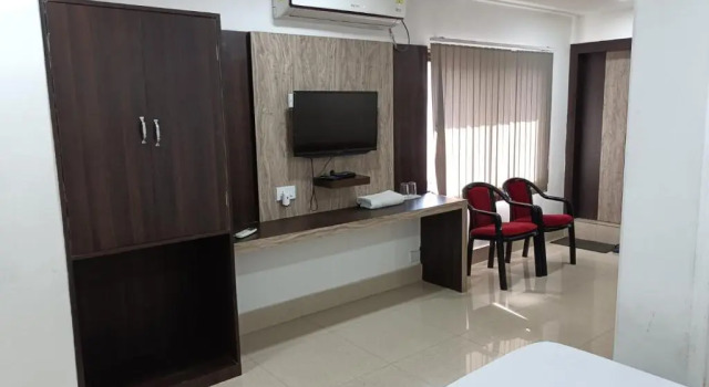 Трёхместный номер Deluxe Kusum Hotel And Restaurant