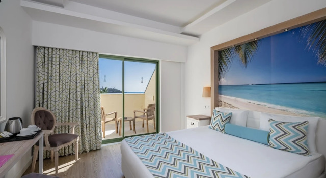 Standardowy rodzinny pokój 2 sypialnie i balkonem İz Flower Side Beach Hotel