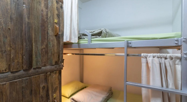 Кровать в общем номере Banthat Thong Hostel