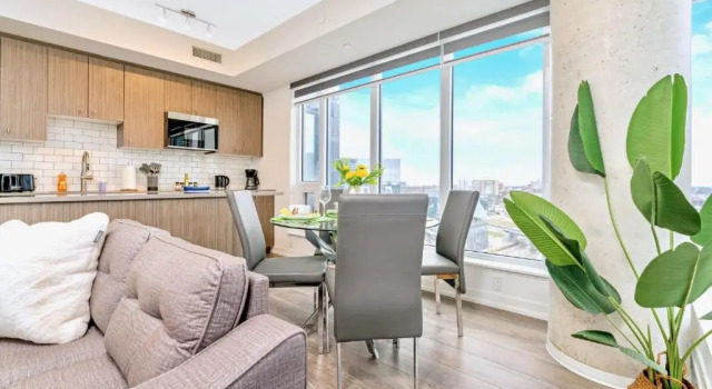 City Views From Your Balcony 1BR w King Bed, Varaa Hotelli Kitchener 