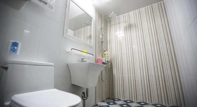 Кровать в общем номере с 6 комнатами Flora Hostel Pension