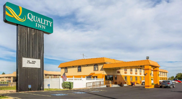 Кровать в общем номере Quality Inn Clovis