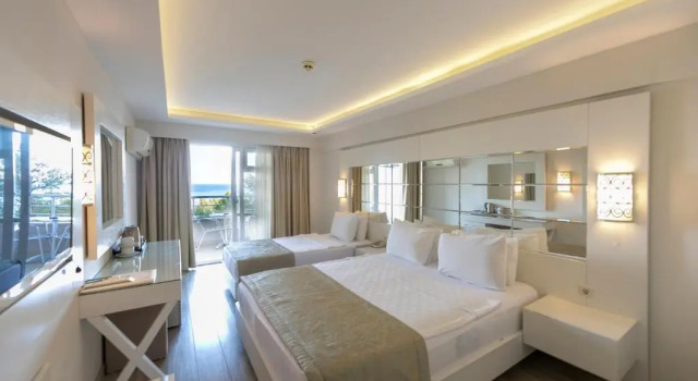 Четырёхместный номер Standard с видом на море Hotel Mavi Deniz