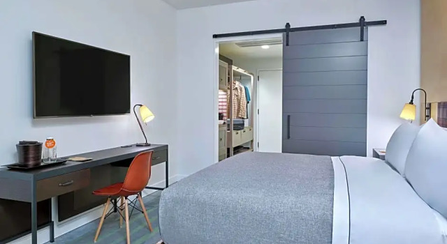 Четырёхместный номер для гостей с ограниченными возможностями Deluxe Canopy by Hilton Portland Pearl District