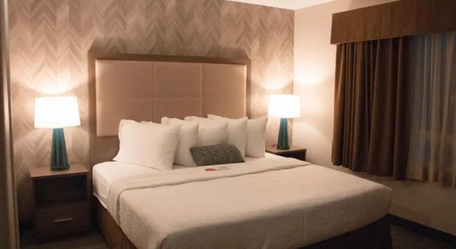 Семейный люкс Canalta Hotel Airdrie