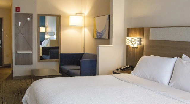 Двухместный люкс Holiday Inn Express Hotel & Suites Cullman by IHG