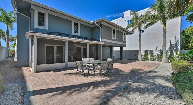 Lido Key Hideout w/ Patio & Yard + Walk to Beach!, Забронировать Апартаменты/квартира Сарасота Sarasota Area, рядом с Парк Coolidge