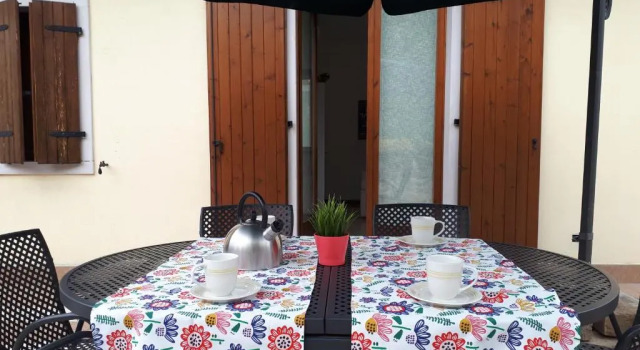 Appartamento con giardino a Cisano di Bardolino, Забронировать Апартаменты/квартира Отели Бардолино с парковкой, рядом с The Olive Oil Museum, Парковка