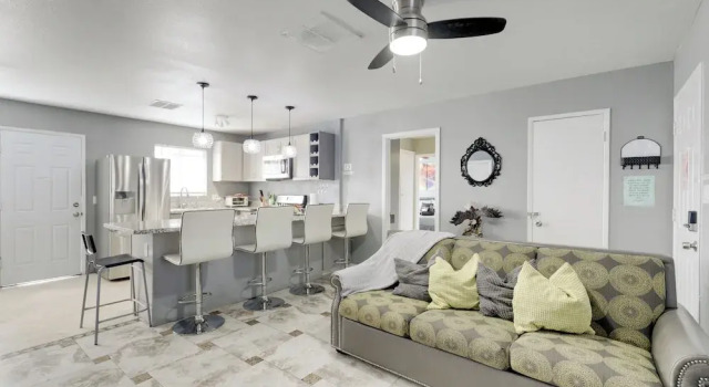 Коттедж с 3 комнатами с балконом North Las Vegas Hideaway w/ Grill < 10 Mi to Strip