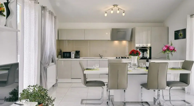Апартаменты Apartment With Modern Decor and Spacious Garden, 3 km From the Beach