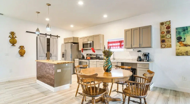 Коттедж с 3 комнатами с балконом Close to Attractions: Tampa Retreat w/ Yard!