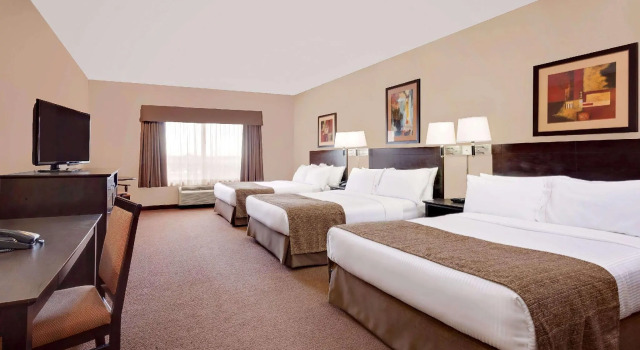 Шестиместный номер Standard Ramada by Wyndham Stettler