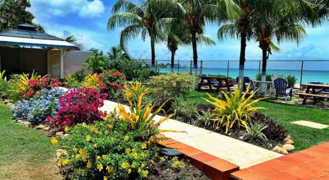 Коттедж с 3 комнатами Banyan Beach House Villa