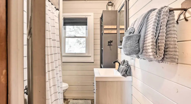 Коттедж < 2 Mi to Lake: Big Bear City Cabin w/ Hot Tub!