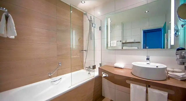 Номер Deluxe с видом на канал Apollo Hotel Amsterdam, a Tribute Portfolio Hotel