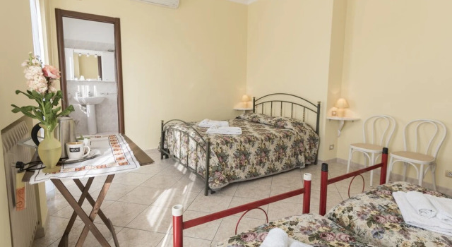 Четырёхместный номер Standard с балконом Camere Mariella