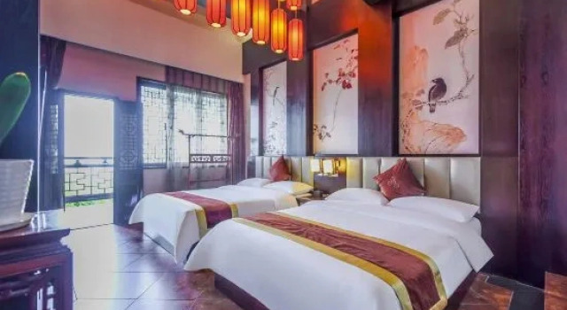 Семейный люкс с балконом и с красивым видом из окна Shangsu Yuehulou Inn (Yueyang Building Scenic Area)