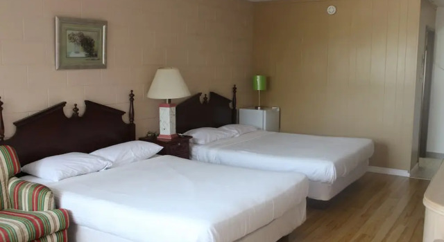Четырёхместный номер Standard с балконом Ritz Inn Niagara