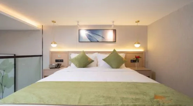 Люкс Business GreenTree Express Hotel (Kunming Gaoxin Wuyue Plaza Huafu)