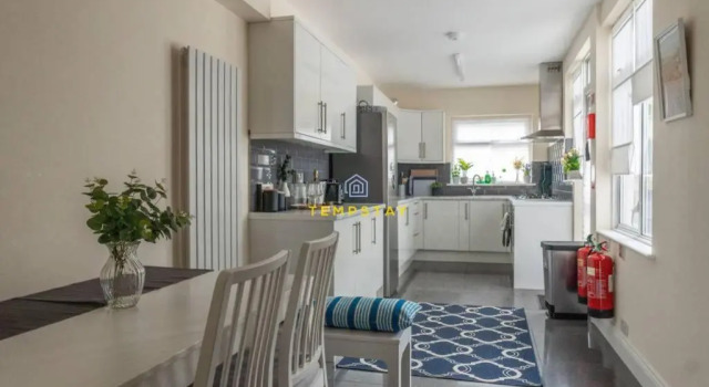 Коттедж 5 Bed/4 Bath At Wembley Stadium & Free Parking