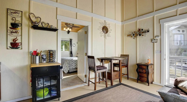 Cozy Kona Coast Apt w/ Lanai ~ 8 Miles to Beach!