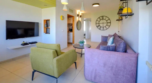 Stylish 2BR Apartment with Balcony - Yalarent, Забронировать Апартаменты/квартира Отели в центре Эйлата, в центре