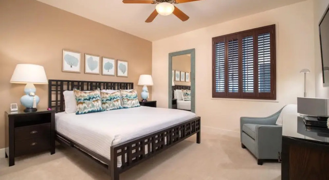 Кровать в общем номере с 6 комнатами с балконом Wailea Beach Villas