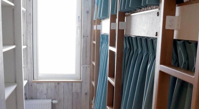 Кровать в общем номере Ocho Guest House