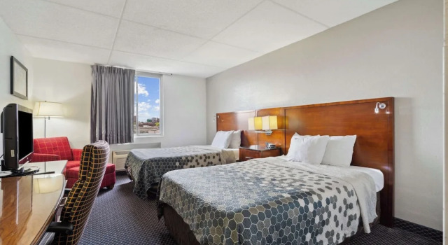 Четырёхместный номер Standard Econo Lodge Inn & Suites Waterloo Downtown