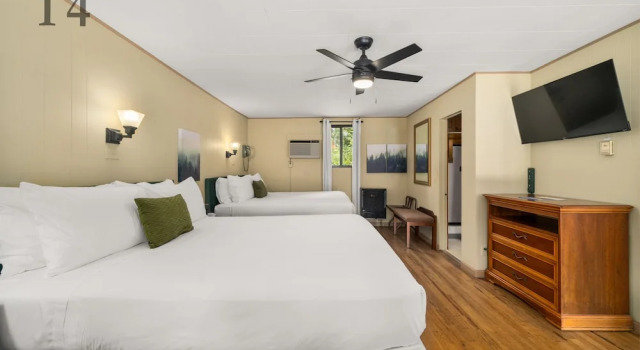 Четырёхместный номер Deluxe CedarWood Inn