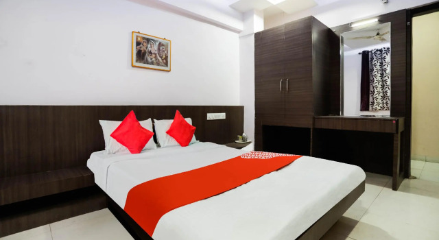 OYO 72185 Hotel Centre Point, Забронировать Отель Отели штата Махараштры 3 звезды, 3*