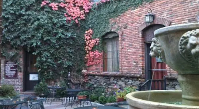 Кровать в общем номере Historic Cary House Hotel
