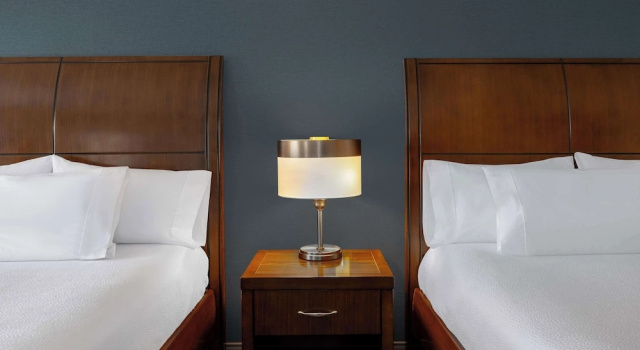 Четырёхместный номер Deluxe с видом на озеро Hilton Garden Inn Burlington Downtown