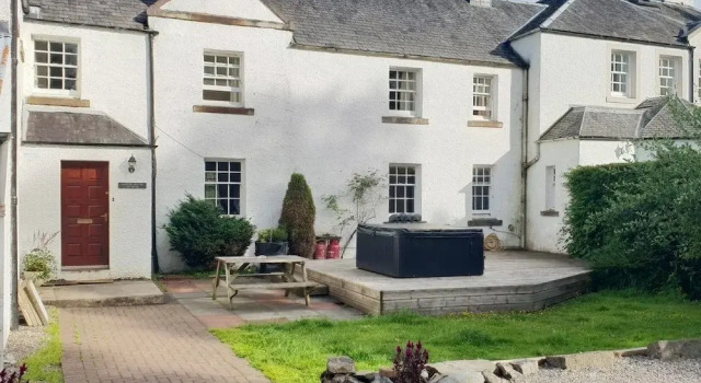 Easter house of Ross self catering, Book Hotel Crieff Perthshire