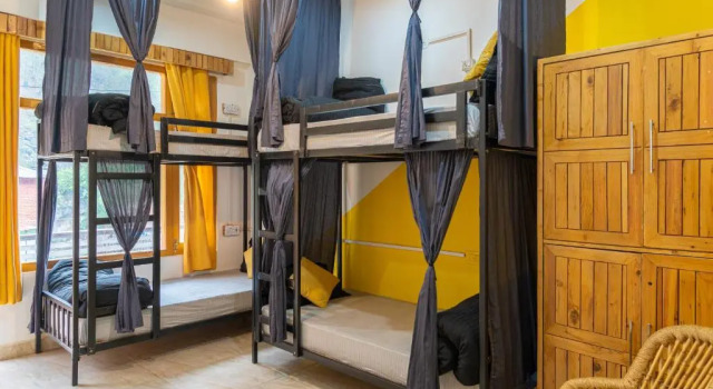 Кровать в общем номере Whoopers Hostel
