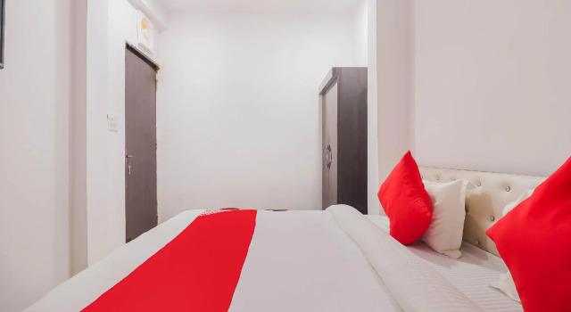 OYO 75832 Royal Inn