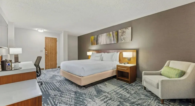 Полулюкс c 1 комнатой с видом на внутренний двор Delta Hotels by Marriott Mount Pleasant