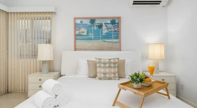 3BR 3BA Pool Downtown Short Walk to Beach